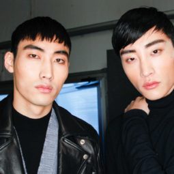 Dua pria Asia dengan model rambut undercut pendek.