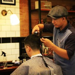 Jajang Muhidin, salah satu finalis The Cuts Indonesia di Kings Cuts Barbershop, Cibubur.