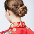 Model rambut untuk bridesmaid gaya Side twist flower braid.