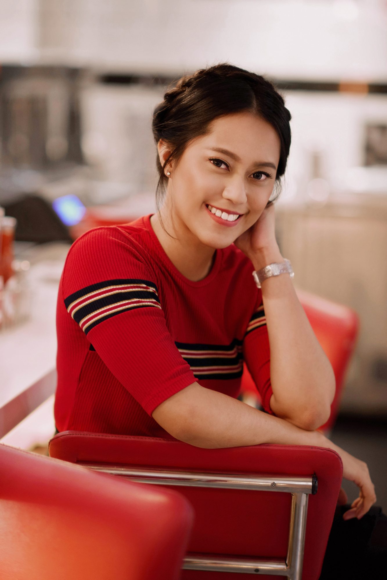 Wanita asia dengan model rambut crown braid dengan warna baju merah – cara menata rambut pendek ke pesta