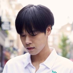 Pria asia dengan model rambut korea warna hitam gaya bowl cut