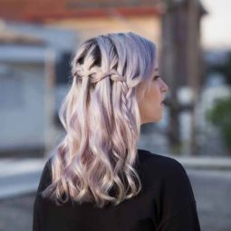 waterfall braids pada rambut warna ungu.