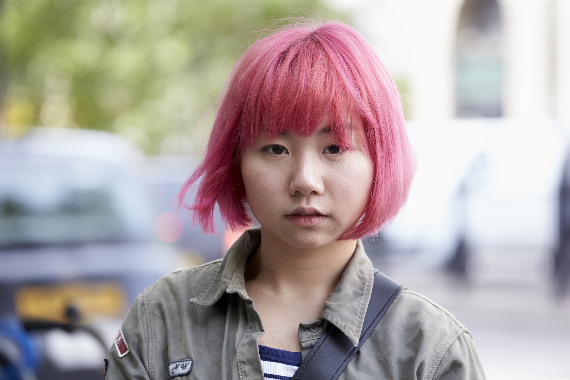 Model rambut pendek untuk wajah bulat dengan warna pink