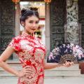 wanita asia dengan model rambut braided space bun