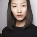 Wanita asia dengan model rambut bob blunt sebahu warna dark brown