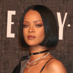 Model rambut pendek terbaru blunt bob Rihanna.