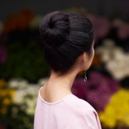Wanita asia dengan model rambut cepol hitam menggunakan sock bun, warna rambut hitam