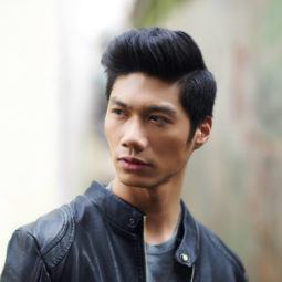 Pria asia dengan model rambut quiff warna hitam