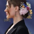 Wanita kaukasia dengan warna rambut cokelat dengan aksesori bunga