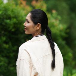 Wanita asia dengan rambut hitam panjang menggunakan gaya rambut double rope braid ponytail