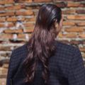 Wanita Asia dengan rambut panjang gaya half wet waves