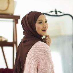 Wanita asia dengan hijab warna maroon dan sweater pink dalam gaya hijab arab