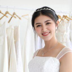 wanita asia mengenakan wedding dress