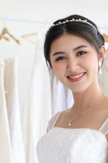 wanita asia mengenakan wedding dress