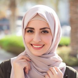 Wanita memakai hijab pashmina simple tersenyum