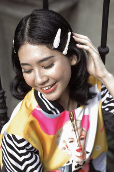 wanita asia dengan wavy short hair dan pearl hair clip