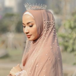 Wanita Asia memakai hijab dan tiara untuk pernikahan