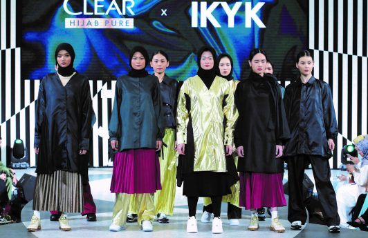 Model dengan busana muslim dalam fashion show bersama CLEAR Hijab Pure