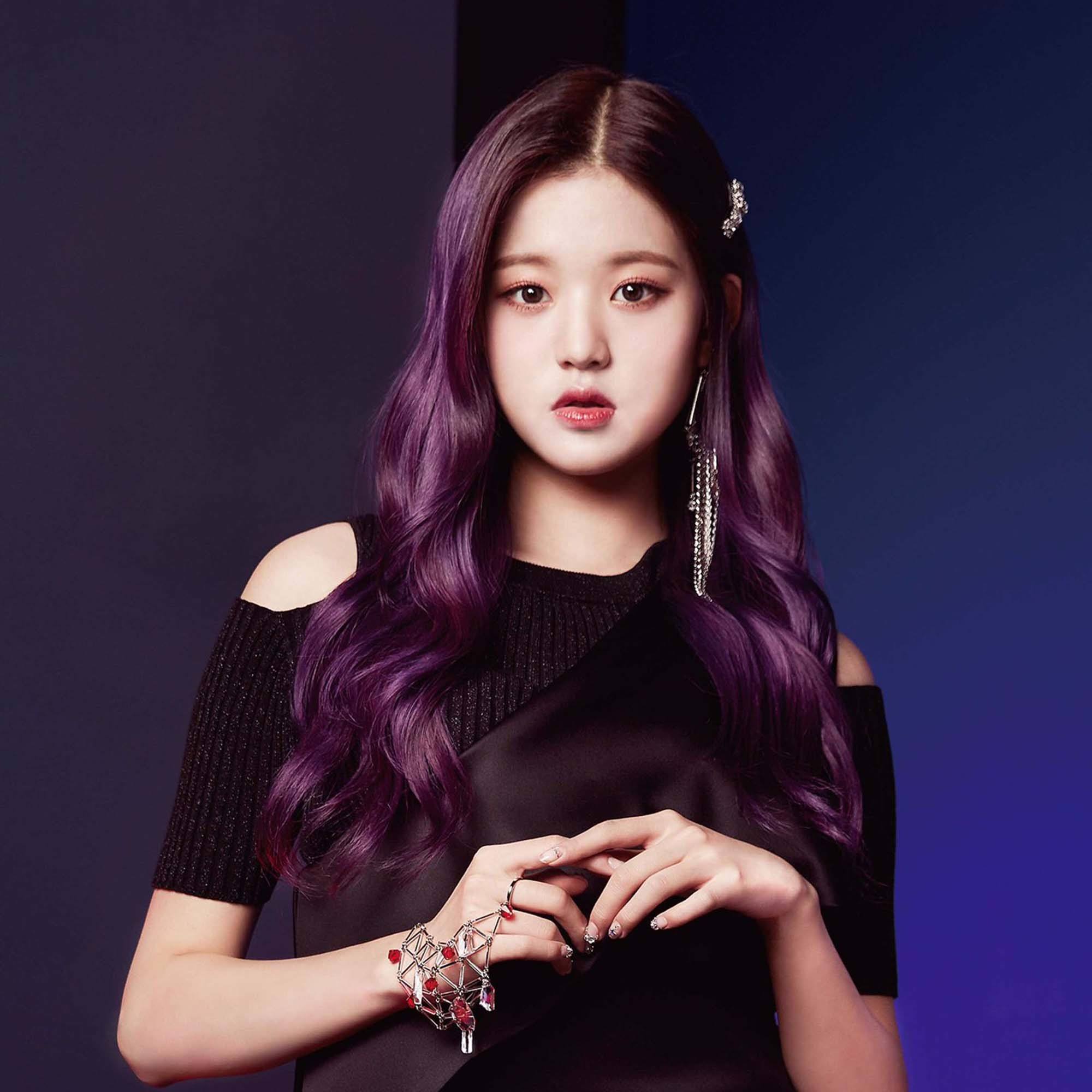 jang wonyoung dengan rambut panjang berwarna ungu gelap