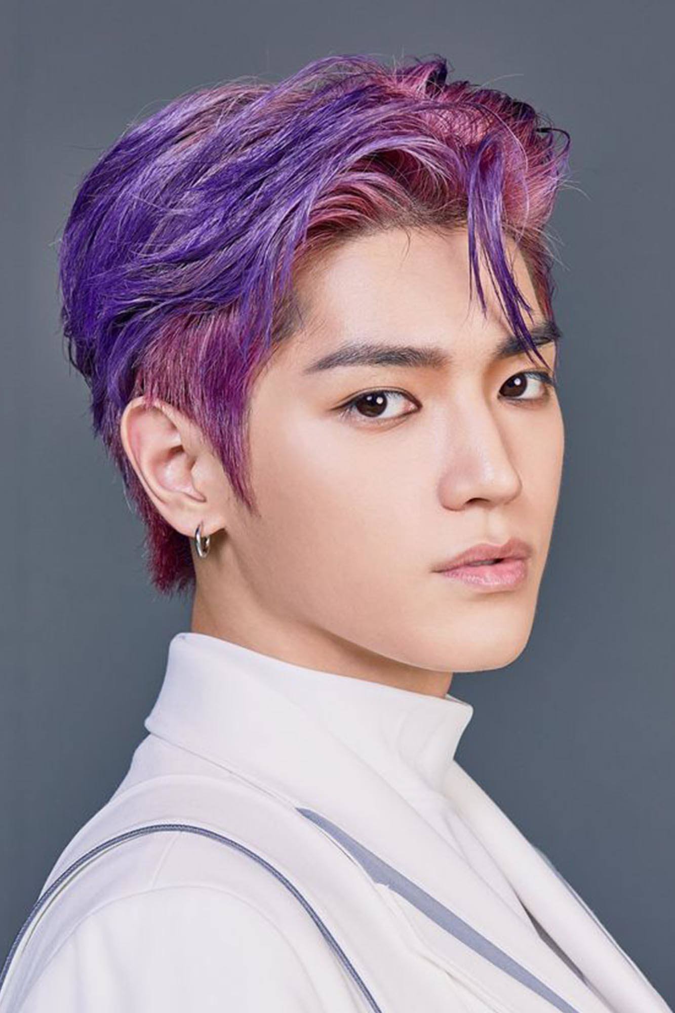 taeyong nct superm dari korea dengan rambut warna ungu