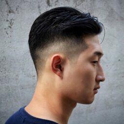 pria asia korea dengan potongan rambut taper fade klasik