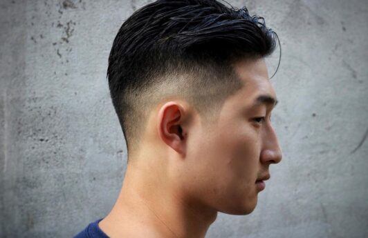 pria asia korea dengan potongan rambut taper fade klasik