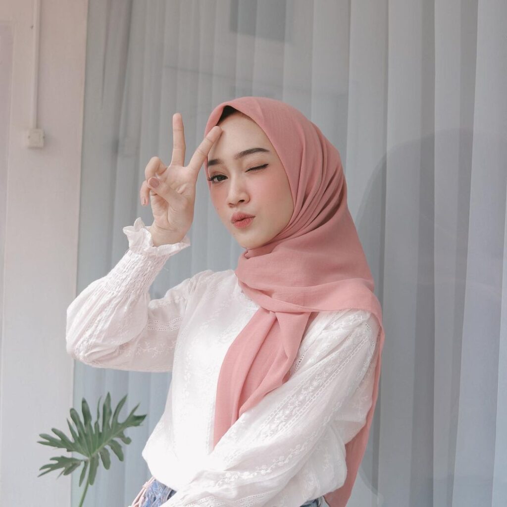 selebgram hijab sinta sri antan dengan jilbab pink