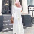 selebgram hijab dila dengan jilbab pink dan dress putih