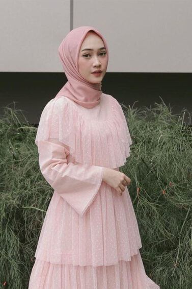 selebgram hijab sinta sri antan dengan jilbab pink dan cardigan pink
