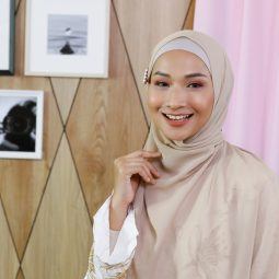 Wanita Asia memakai hijab pashmina cokelat
