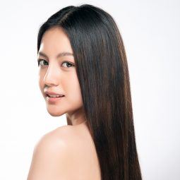 wanita asia dengan rambut panjang