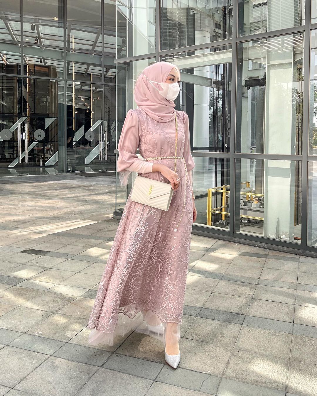 influencer hijab meira dengan hijab kasual pesta