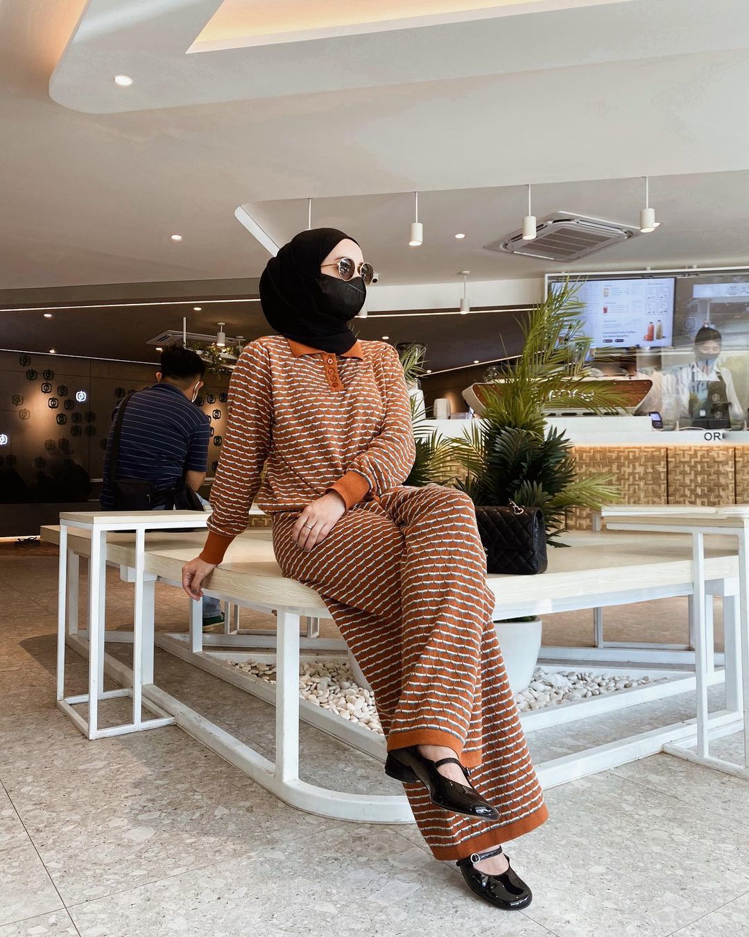 selebgram hijab joyagh dengan clean hijab dan masker hitam
