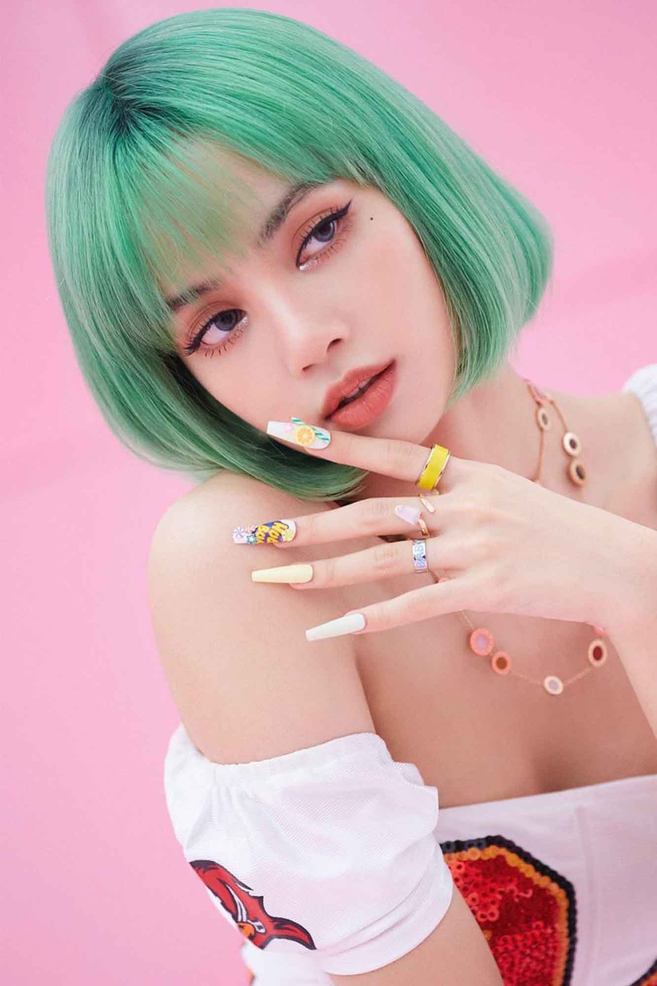 kpop idol wanita lisa blackpink dengan rambut pendek berwarna hijau