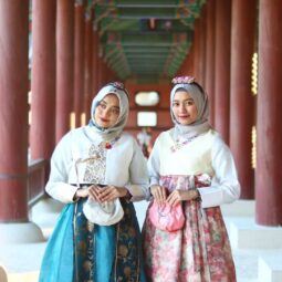 Dua wanita Indonesia kenakan hanbok hijab style a la Korea.