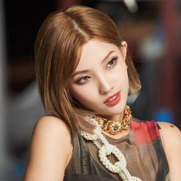 kpop idol soyeon gidle dengan rambut pendek berwarna cokelat bronze