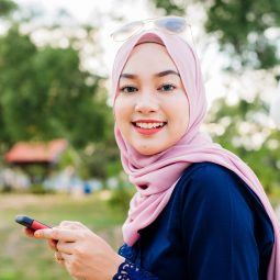 Wanita Asia memakai hijab pashmina sifon warna ungu