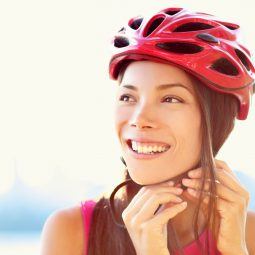 wanita asia mengenakan helm untuk bersepeda