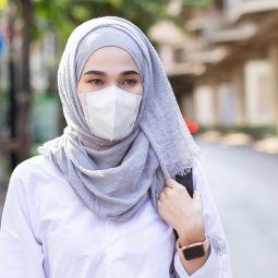 wanita asia mengenakan hijab dan masker hijab
