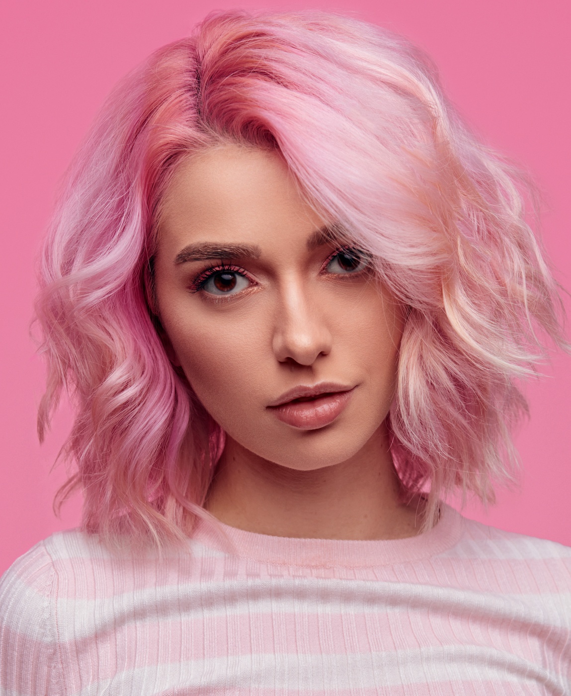 Wanita kaukasia dengan warna rambut pink pastel pada potongan rambut bob