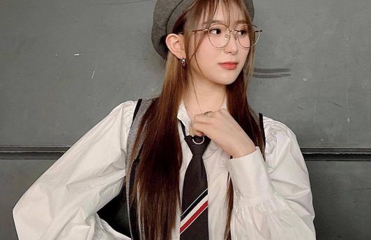 kpop idol wanita lee chaeyeon dengan rambut panjang berwarna cokelat dan poni layer