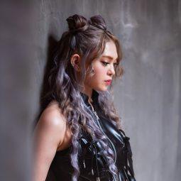 wanita asia korea alexa dengan rambut panjang diwarnai ungu dan dicepol dua