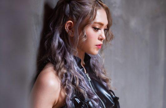 wanita asia korea alexa dengan rambut panjang diwarnai ungu dan dicepol dua