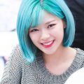kpop idol korea jongyeon twice dengan rambut pendek yang dicat berwarna turquoise