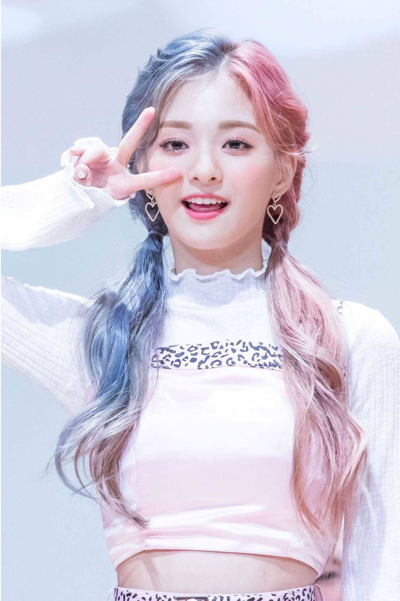 kpop idol wanita lee nakyung dari fromis 9 dengan rambut panjang diikat 2 berwarna biru pastel dan pink
