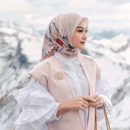 Wanita Indonesia mengenakan hijab segi empat motif