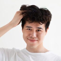 pria asia dengan rambut tebal hasil transplantasi rambut