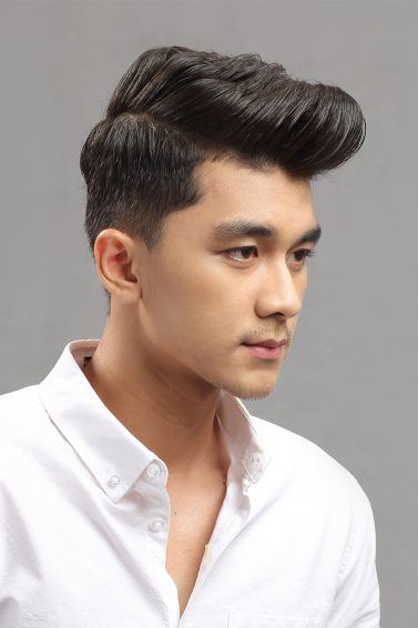 pria asia dengan model rambut pompadour