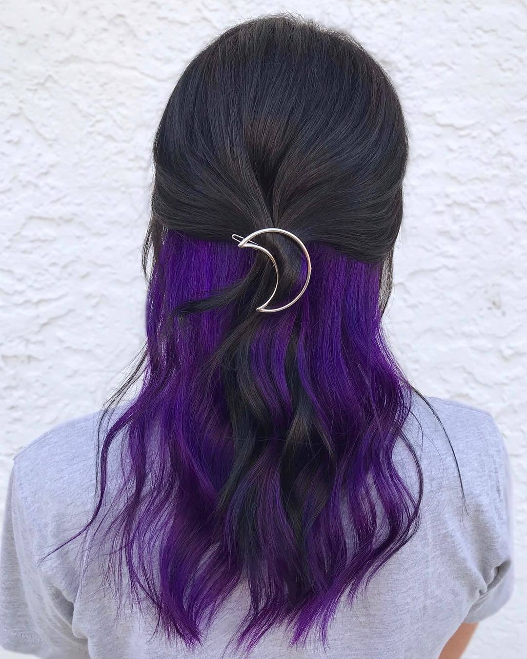 peekaboo warna ungu gelap pada rambut hitam