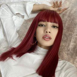 Lisa Blackpink dengan rambut panjang berwarna burgundy